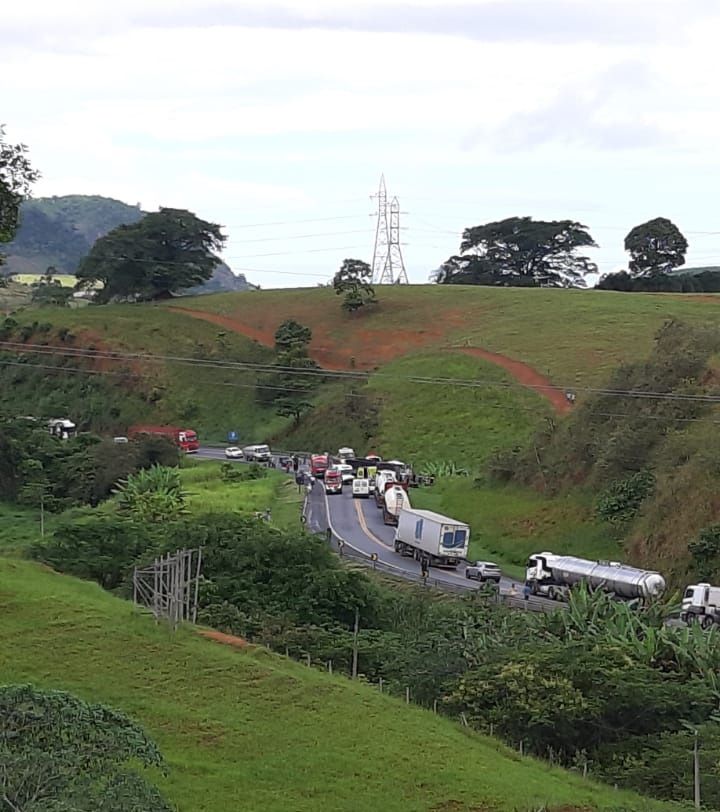 Acidente com caminhões deixa dois feridos e interdita a BR-101 em Ibiraçu (Foto: Rodrigo Barbosa)