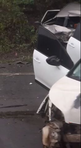 Batida entre dois carros na rodovia ES-381 (Foto: Reprodução de vídeo)