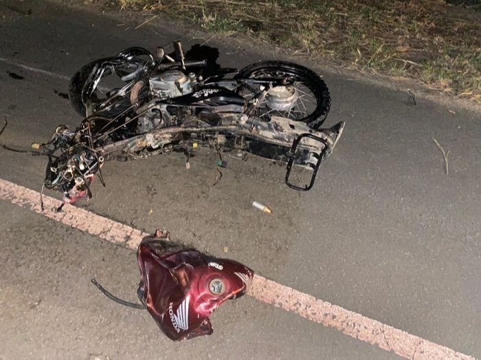 Moto ficou destruída após acidente (Foto: WhatsApp)