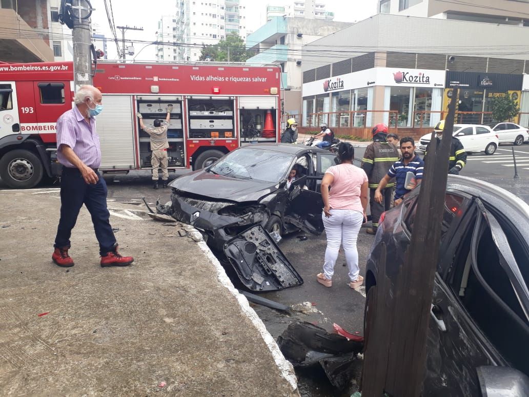 Batida entre dois carros deixou três feridos em Coqueiral de Itaparica (Foto: Adriana de Oliveira Silva)