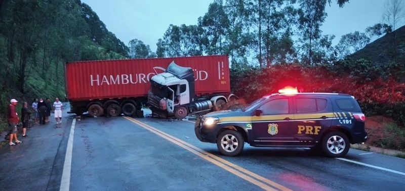 A rodovia BR-262 foi totalmente interditada no km 178, em Ibatiba. (Foto: Divulgação/Twitter/ PRF)