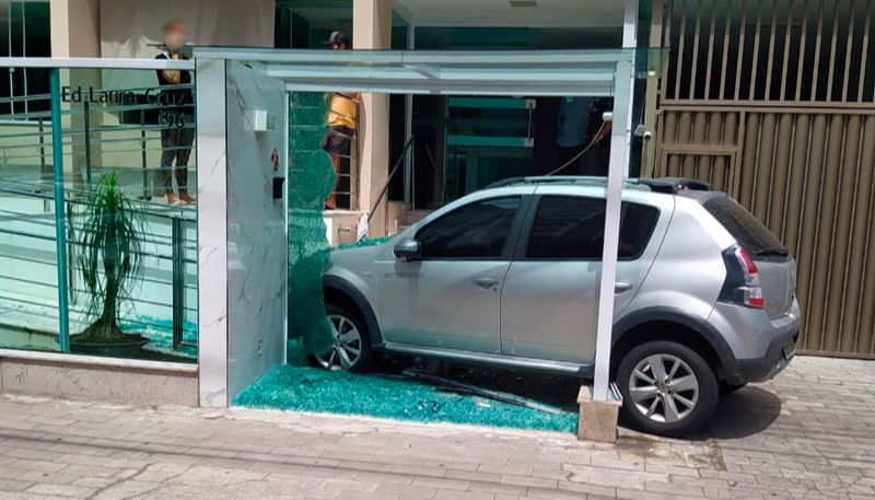 Veículo invadiu a portaria do prédio (Foto: Divulgação / Guarda Municipal)