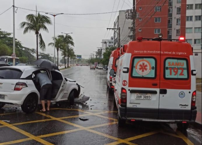 Ambulâncias do Samu foram usadas para socorrer vítimas do acidente (Foto: Divulgação/GMV)