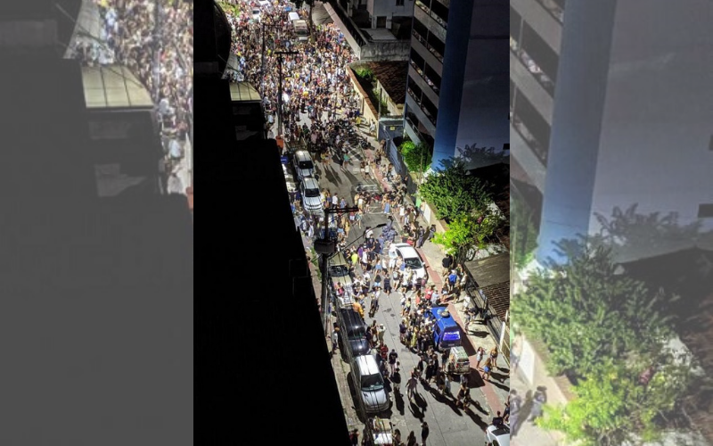 Foto tirada por volta da meia noite mostra aglomeração por quase toda a via (Foto: Divulgação/Acervo Pessoal)