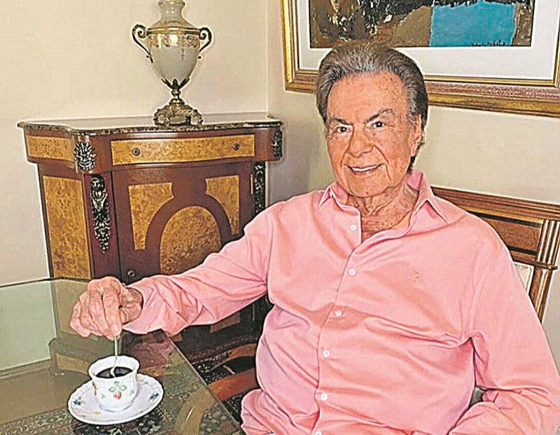 Agnaldo Rayol: Após uma cirurgia na lombar, o cantor faz fisioterapia em casa (Foto: Reprodução/Instagram)