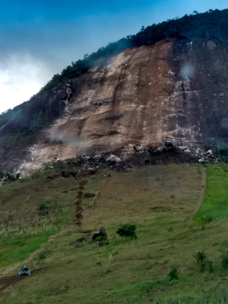 Montanha de onde as pedras se desprenderam em Água Doce do Norte (Foto: Defesa Civil / Água Doce do Norte)