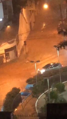 Praça do bairro Gilberto Machado alagada na terça (9) (Foto: Reprodução de vídeo)