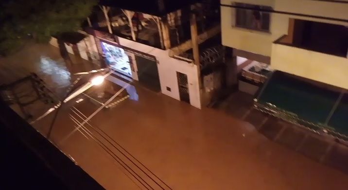 Rua alagada no bairro Nova Brasília na terça (9) (Foto: Reprodução de vídeo)