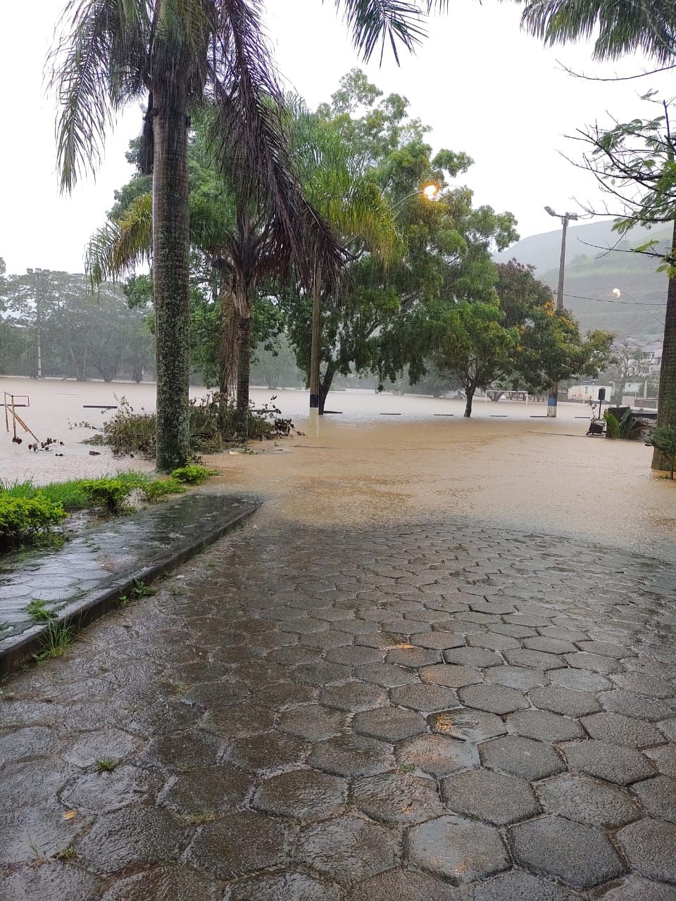 Ruas alagadas após forte chuva em Ibitirama (Foto: Enviada por WhatsApp)