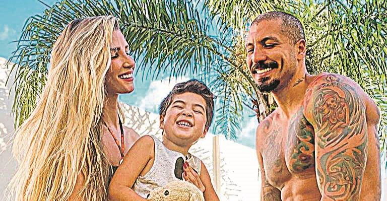Aline Gotschalg com o filho Lucca e o marido Fernando Medeiros. (Foto: Divulgação)