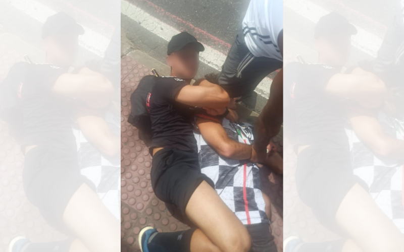 Aluno soldado dá "mata-leão" em acusado de roubar loja no Centro de Vitória (Foto: Divulgação)