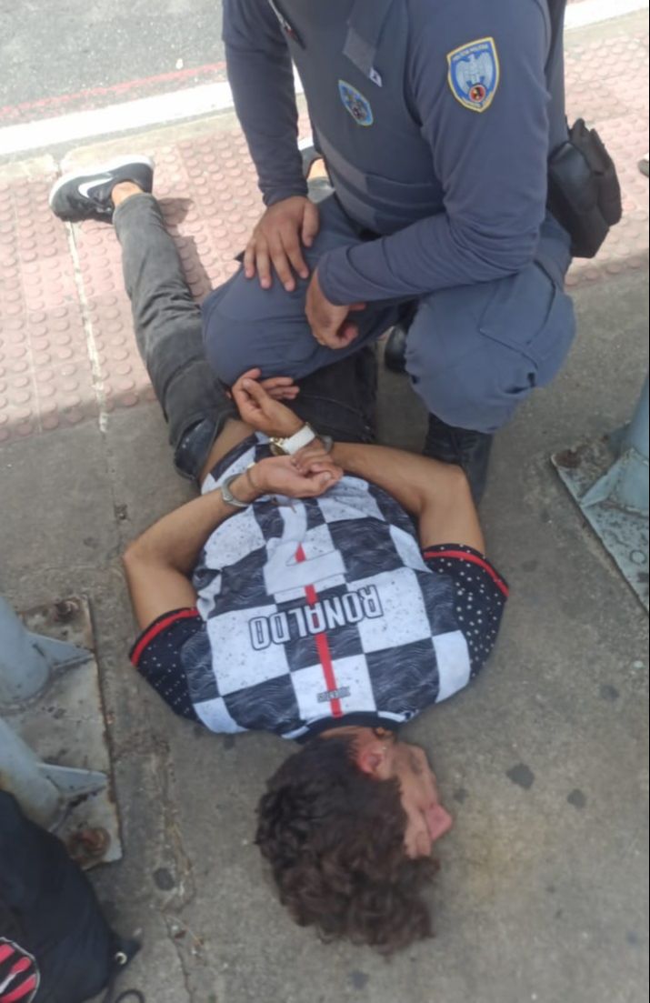 Acusado detido por aluno soldado é imobilizado por PM após roubo em loja no Centro de Vitória (Foto: Divulgação)