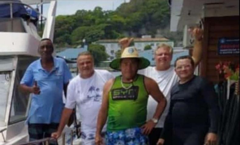 Na imagem, estão Domingos Souza (de branco à esquerda); Wilson dos Santos (de camisa verde), Ricardo (de branco à direita). Um mecânico (de roupa preta) e uma pessoa conhecedora da rota (de azul). (Foto: Acervo das famílias)