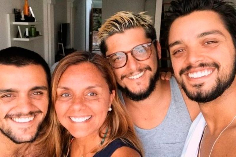 Ana Sang, com os filhos Bruno Gissoni, Felipe e Rodrigo Simas (Foto: Reprodução / Instagram)