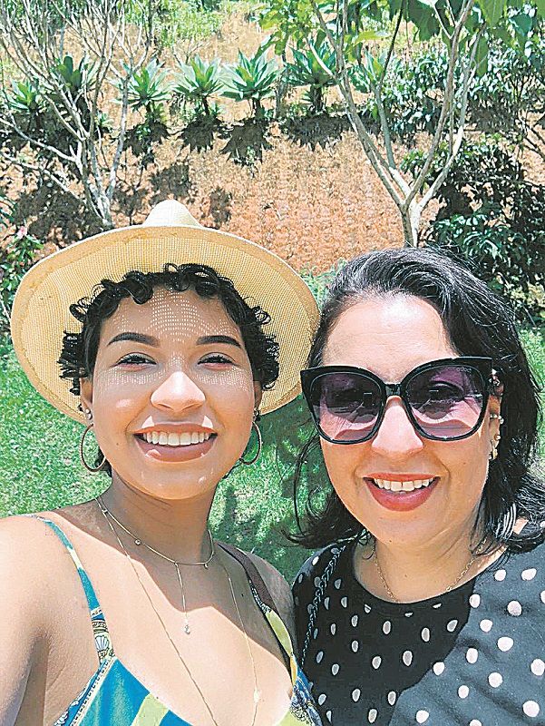 Ana Beatriz e a mãe Sammya Lislley, que afirma que elas estão tranquilas e felizes após o tratamento (Foto: Acervo Pessoal)