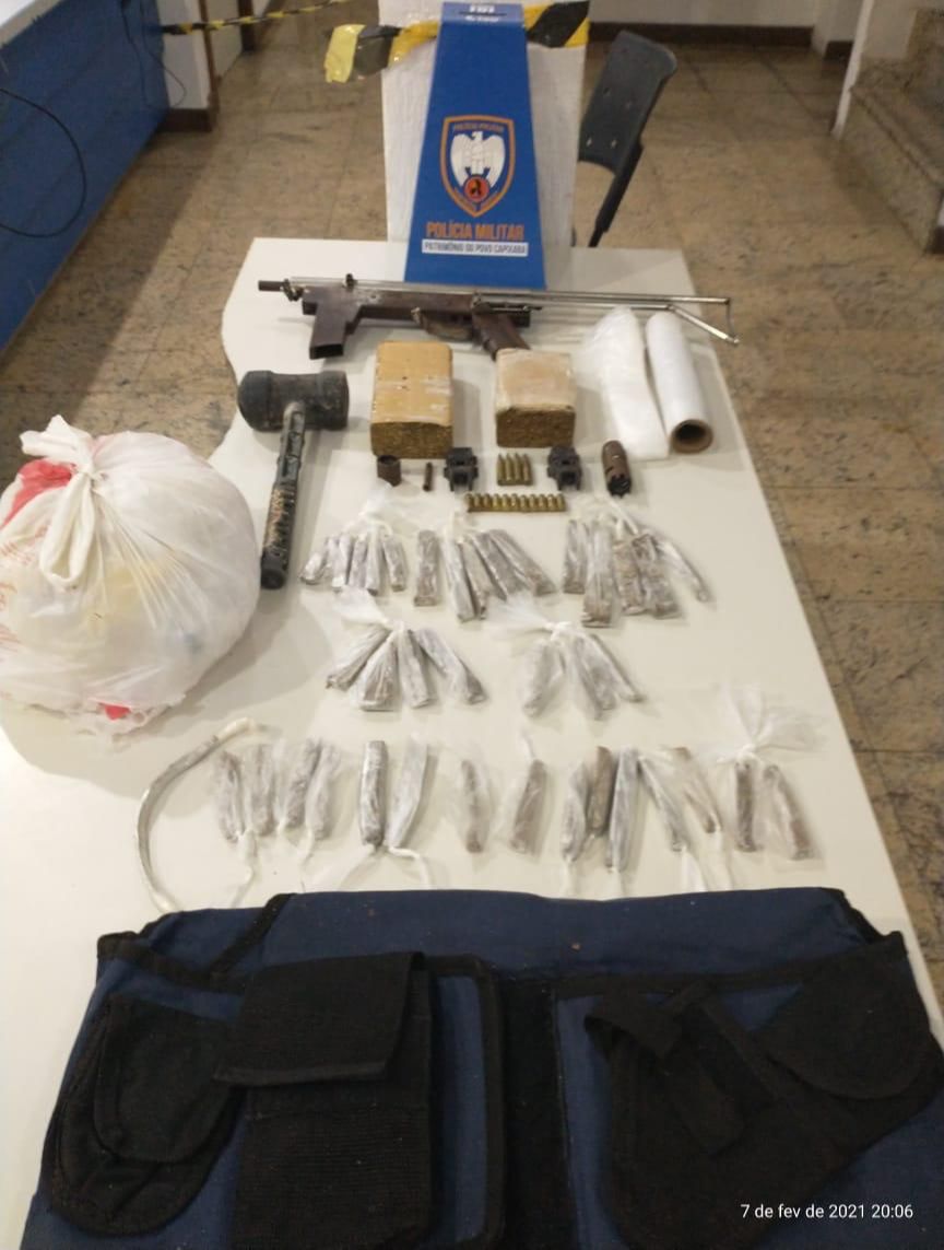 Em duas ações da polícia, duas pessoas foram presas, pistola, submetralhadora e várias drogas foram apreendidas na região (Foto: Divulgação/Polícia Militar)