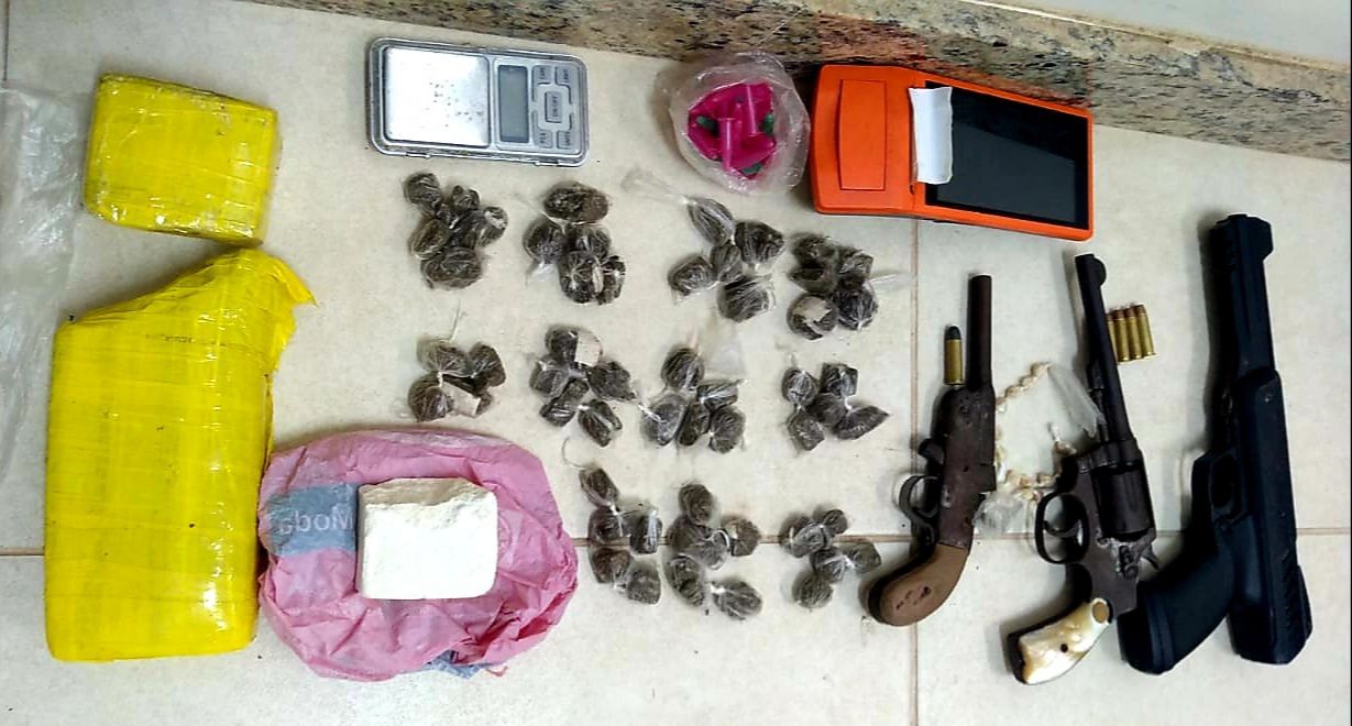 Material apreendido pela polícia em Alegre (Foto: Divulgação)