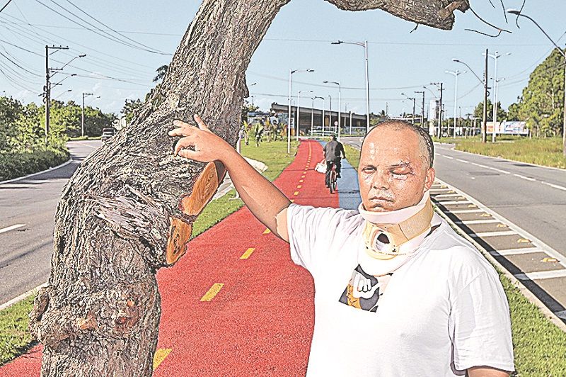 O médico Eduardo de Castro mostra a árvore bem no meio da ciclovia (Foto: Beto Morais/AT)