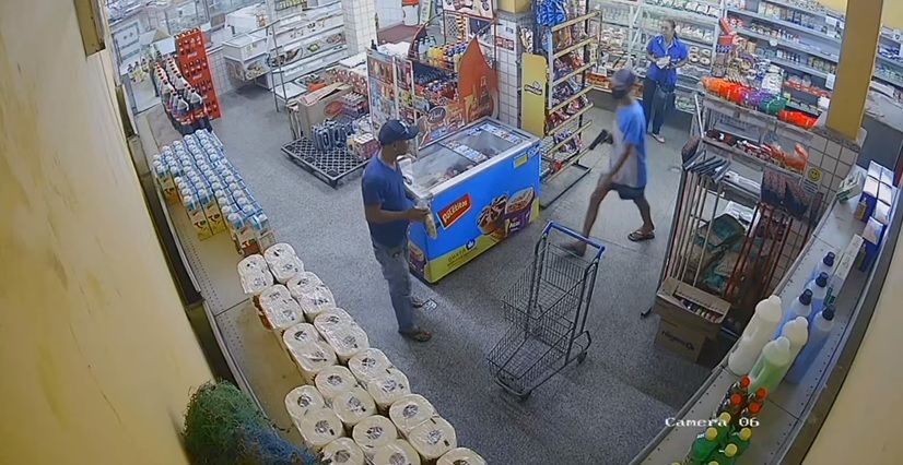 Bandidos roubam padaria em Bela Aurora, Cariacica, e levam até refrigerante (Foto: Reprodução - Vídeo)