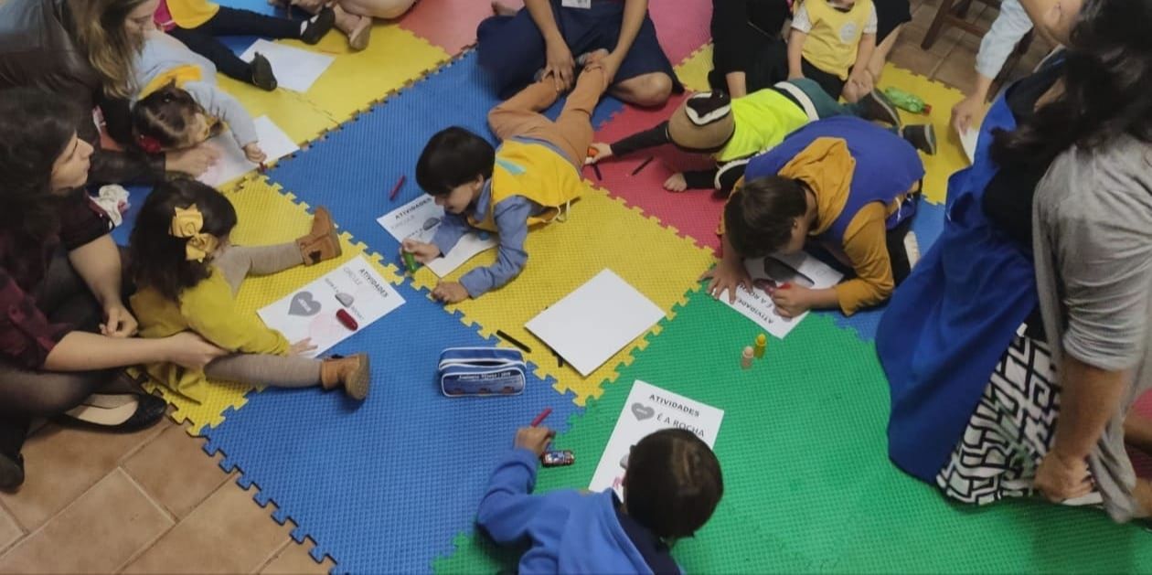 Crianças durante atividades da Escola Bíblica Dominical (antes da pandemia)