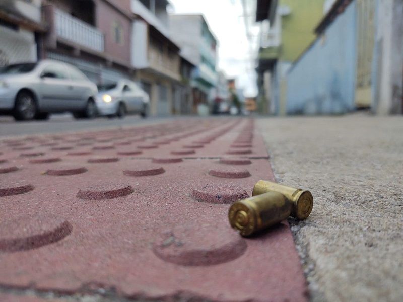 Homem é baleado no portão de casa em Maria Ortiz, Vitória. (Foto: Taynara Nascimento)