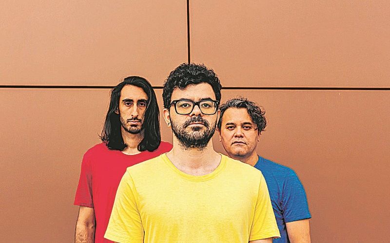 Os músicos de Festina Lente exploram elementos oitentistas na sonoridade e letras sobre o cotidiano (Foto: Carol Pimenta/Divulgação)
