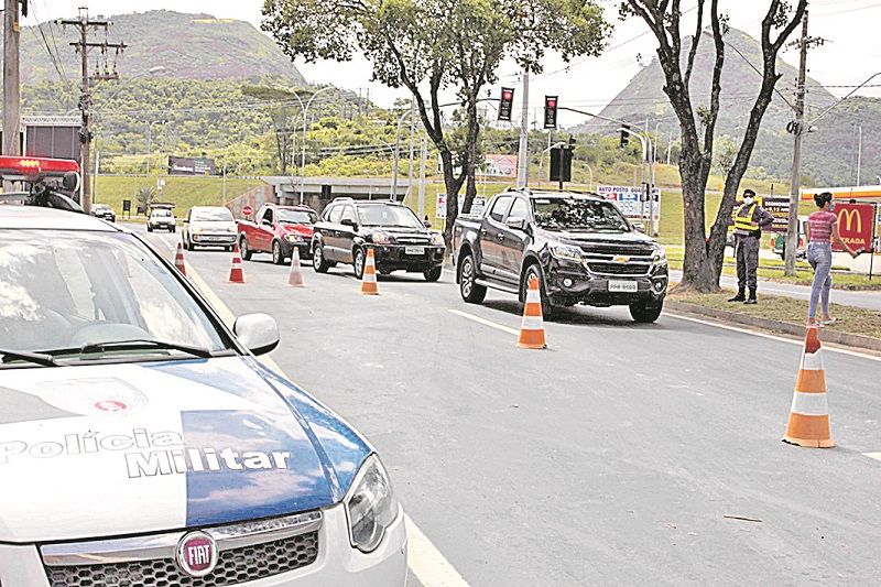 Barreira sanitária na entrada de Guarapari: proibição de entrada na cidade de ônibus de excursão e vans (Foto: Roberta Bourguignon/AT)