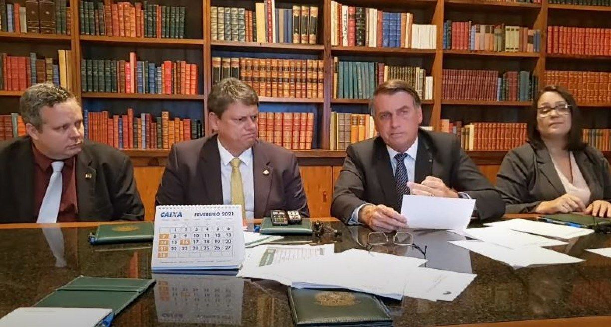 o comentário foi feito por um homem que ele identificou como Carlos Eduardo em uma publicação em que o presidente comemorou a maior apreensão de cocaína do ano (Foto: Reprodução)