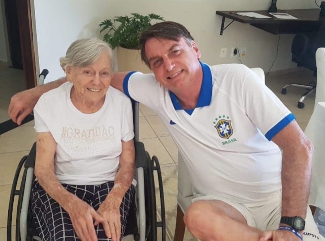 Dona Olinda, mãe do presidente Jair Bolsonaro, foi vacinada na sexta-feira (12) (Foto: Reprodução / Redes sociais)