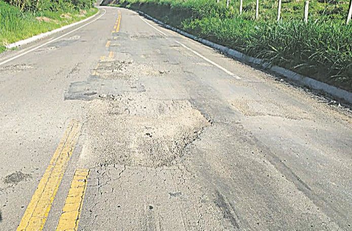 Motorista reclama das condições precárias da ES-381, na altura do distrito de Guararema, e dos riscos para quem trafega pela região. (Foto: Acyr Mendonça)