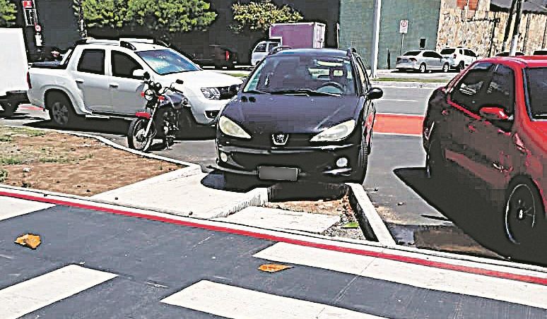 Motorista estaciona em frente à rampa de acessibilidade em Camburi (Foto: Marcelo Guerra)