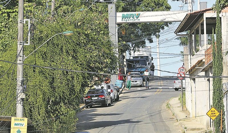Rua dos Apóstolos, em Tucum, Cariacica, onde não há ponto de ônibus. (Foto: Beto Morais/AT)