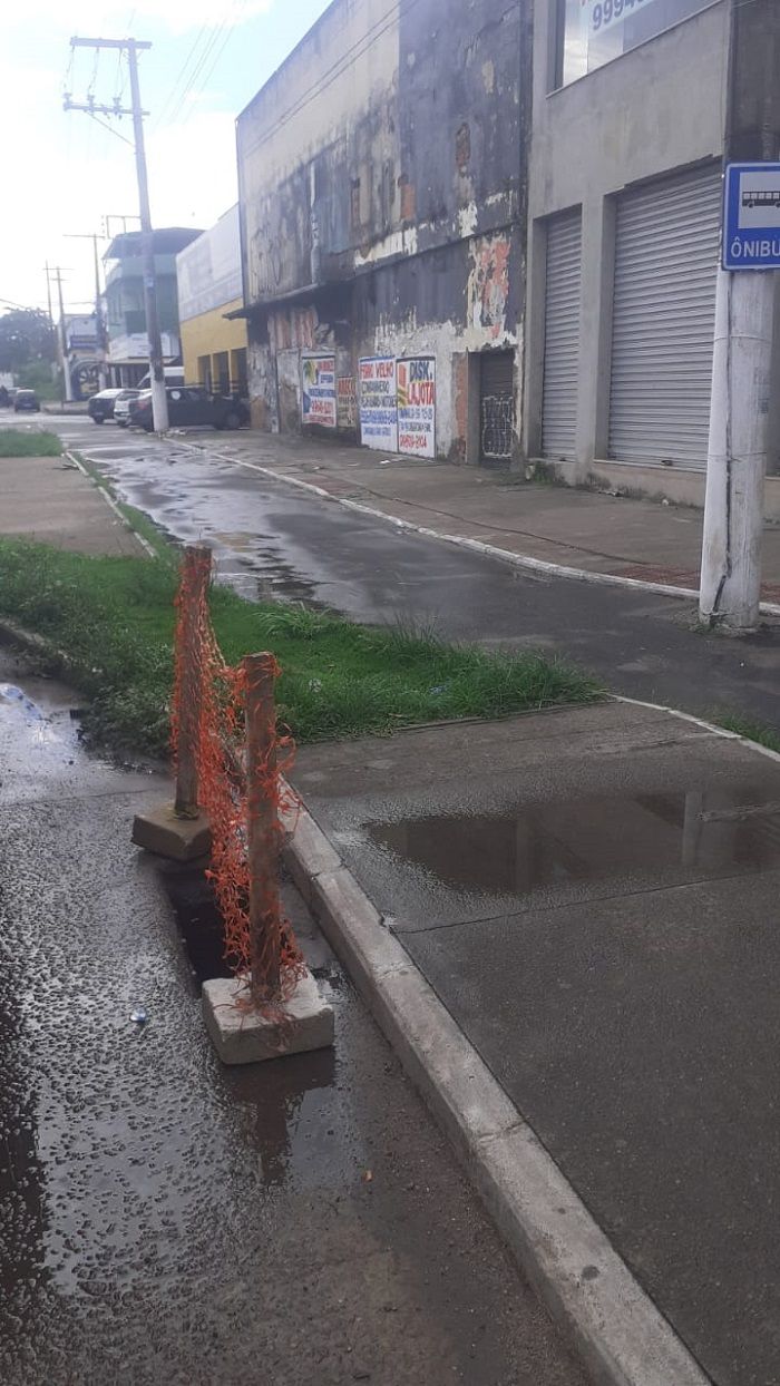 O bueiro foi sinalizado durante a tarde pela prefeitura (Foto: Divulgação/ Prefeitura Municipal de Vila Velha)