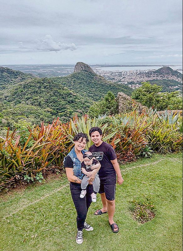 Cabeleireira Simone Dória, de 36 anos e os filhos (Foto: Acervo Pessoal)