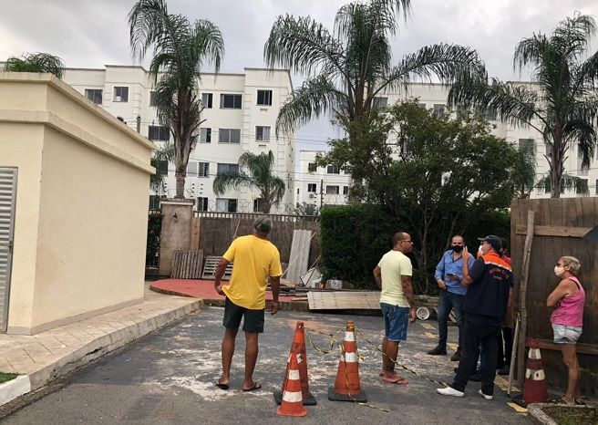 Técnicos da Defesa Civil da Serra conversam com moradores do condomínio (Foto: Ana Carolina Favalessa)