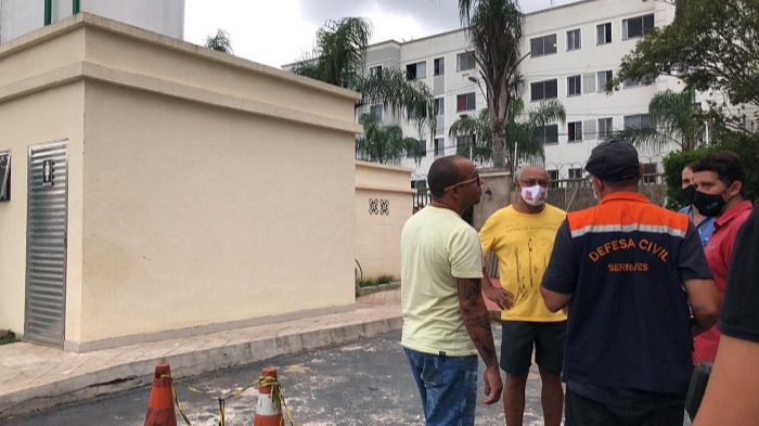 Técnico da Defesa Civil Municipal conversa com moradores (Foto: Ana Carolina Favalessa)