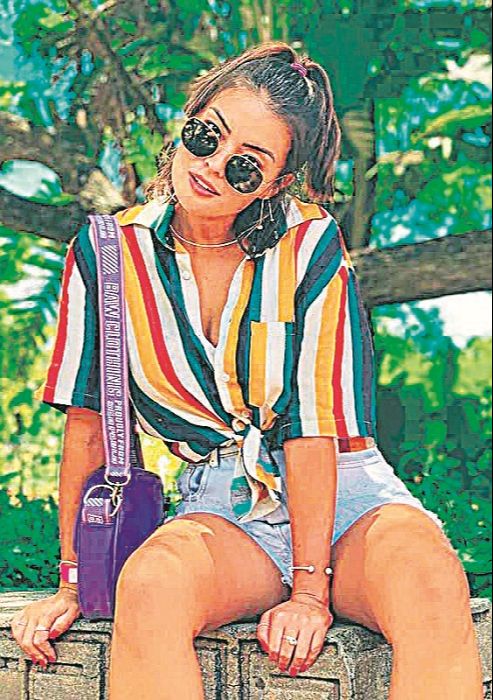 Para um compromisso informal, uma sugestão é usar camisa estampada com mangas curtas combinada com short jeans. (Foto: Reprodução/Pinterest)