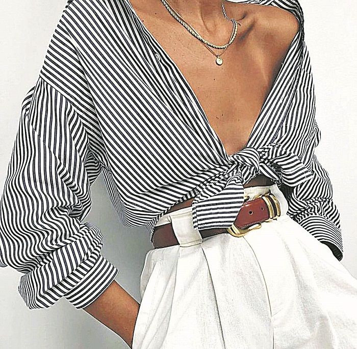 Uma calça branca de alfaiataria ficou refrescante combinada com a camisa estilo ombro a ombro. (Foto: Reprodução/Pinterest)