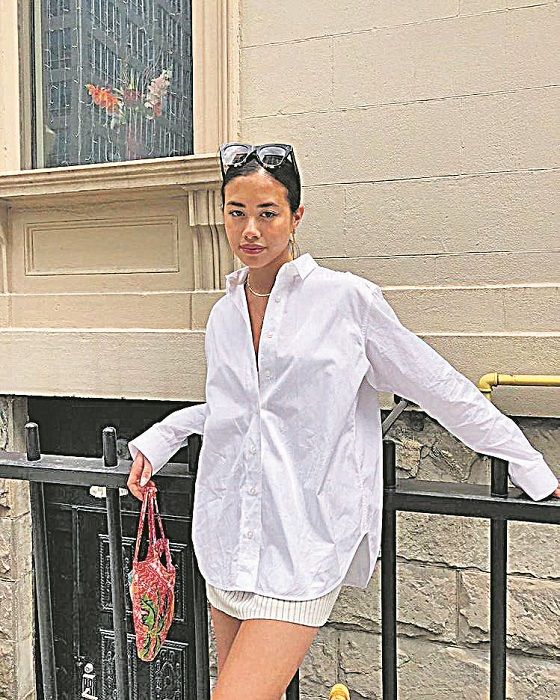 Uma camisa branca é uma camisa branca. O que dizer do look despojado com uma minissaia? Brinca com a criatividade e dá uma ideia de vestido. (Foto: Reprodução/Pinterest)