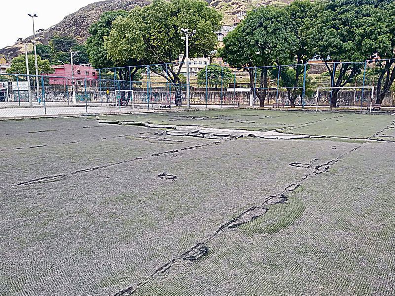 Campo e quadra de esportes da praça de Paul precisam de recuperação (Foto: Rafael Marim Barbosa)