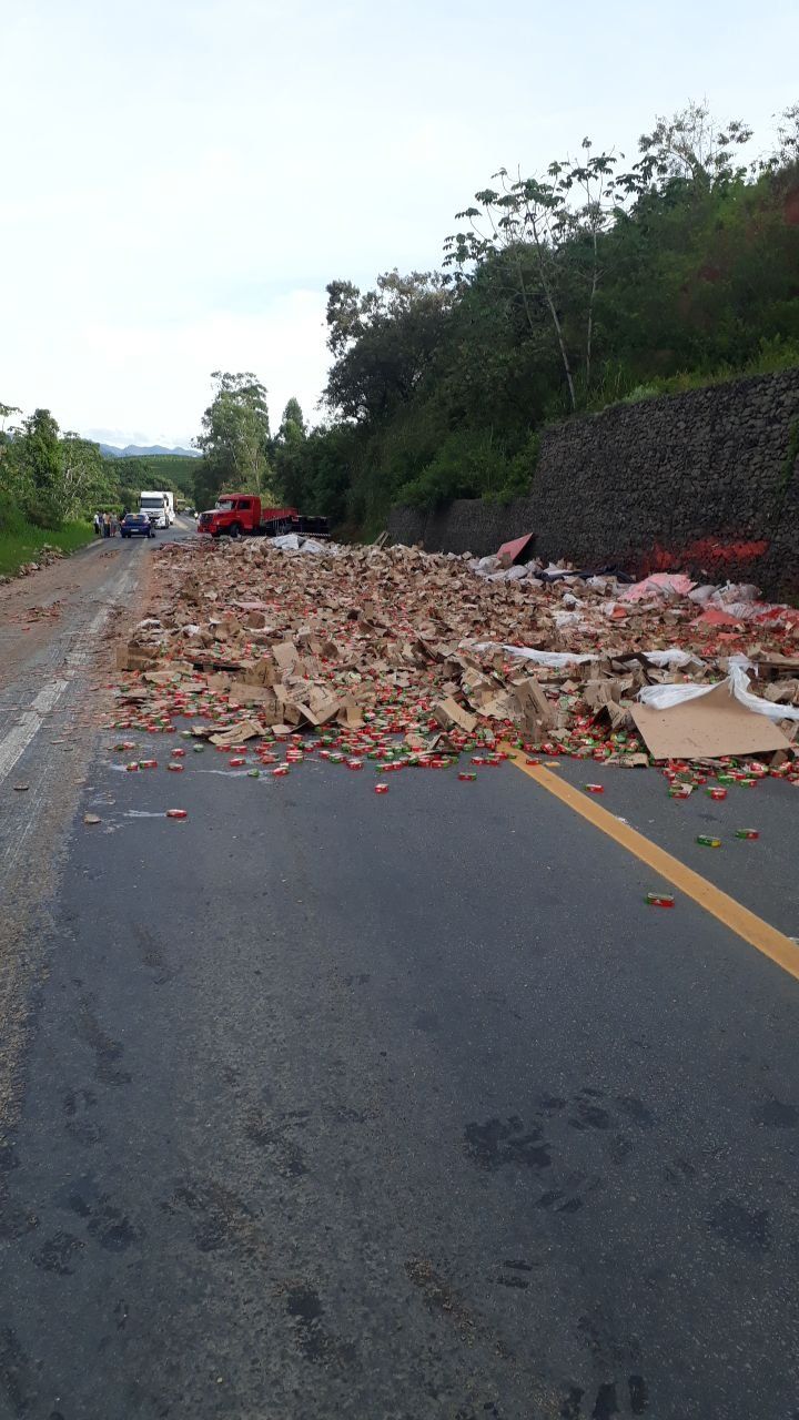 Carreta tombada na BR-101, em Fundão (Foto: Reprodução/ Twitter @PRF191ES)