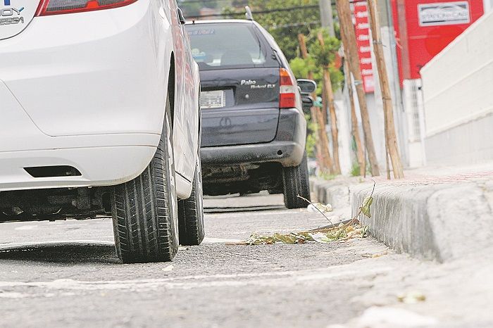 Veículo estacionado afastado da guia: infração pouco conhecida, mas que rende multa e perda de pontos na CNH (Foto: Leone Iglesias/AT)