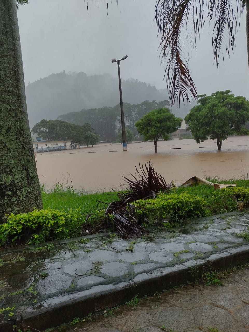 Ruas alagadas em Ibitirama, no Sul do Estado (Foto: Enviada por WhatsApp)