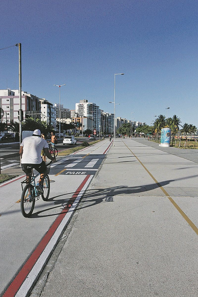 Piso nivelado entre calçadão e ciclovia tem causado acidentes em Camburi (Foto: Fábio Nunes/ AT)