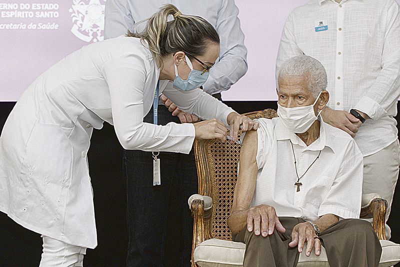 Cirilo Santana, 90 anos, recebeu a vacina na quinta-feira (Foto: Leone Iglesias / AT)