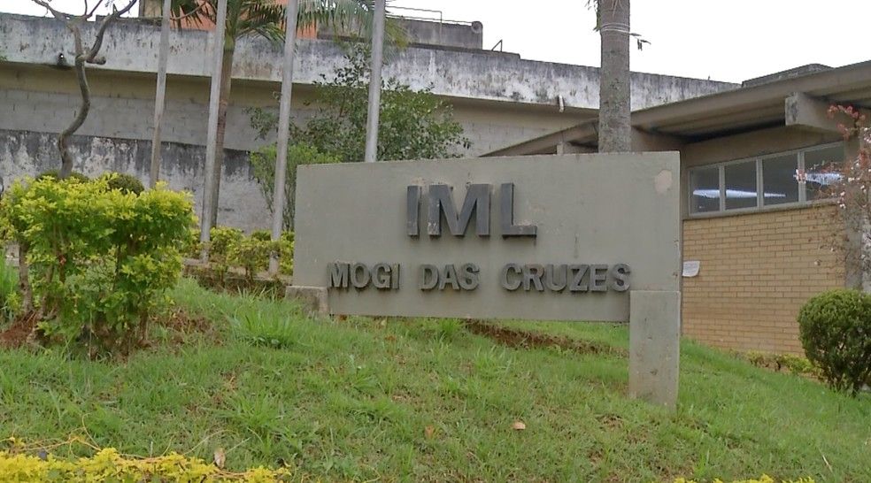 Corpo da criança foi levado para o IML de Mogi das Cruzes (Foto: Reprodução / TV)