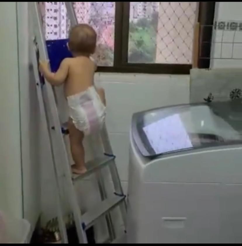 A pequena Laura, de 11 meses, pega a escada na área de serviço e sobe para olhar a janela (Foto: Reprodução / Vídeo)