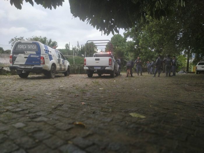Policiais fazem buscas no local onde ocorreu o tiroteio (Foto: Kananda Natielly)