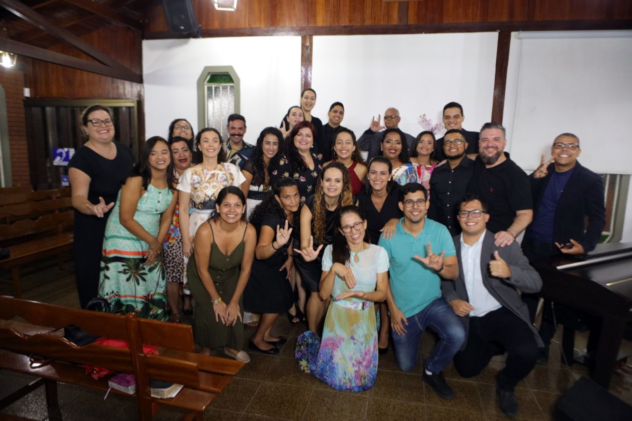 Foto do culto de formatura de Clara (de vermelho), em 15 de fevereiro do ano passado (antes da pandemia). Acolhida na igreja, ela desenvolveu sua potencialidade na tradução e interpretação de Libras. Nesta foto, com sete surdos, muitos interpretes, mestres e doutores, e pastores