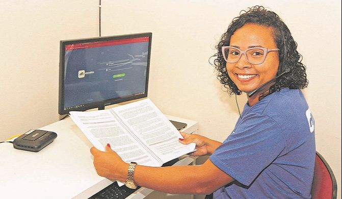 Outra mentalidade: A ex-camareira Sheila de Souza Menezes, de 26 anos, trabalha com itens personalizados e optou por fazer um curso de Design Gráfico, pela internet, na Microlins. Ela vai concluir o curso até junho e garante que toda a bagagem que está recebendo está abrindo a sua mente. “Eu personalizo canecas, camisas e a plataforma do curso é muito explicativa. Indico a quem quer aprender uma profissão ou se aperfeiçoar, que é o meu caso”. (Foto: Fábio Nunes/AT)